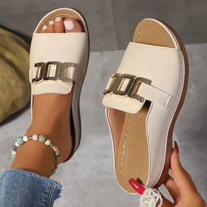 Pantofole aperte in pelle artificiale