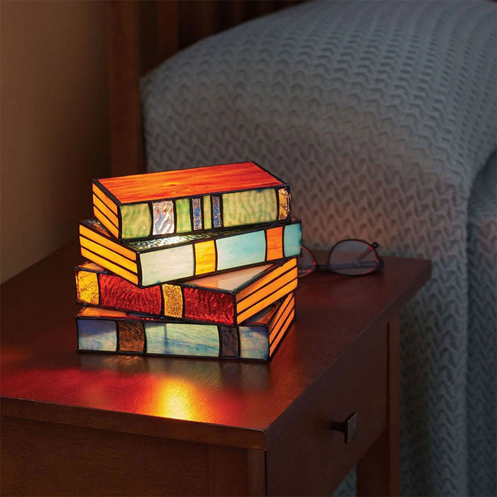 Lampada con libri impilati colorati