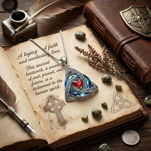 Collana con nodo celtico e pietra portafortuna