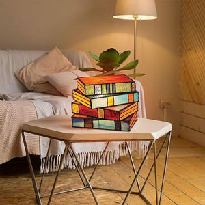 Lampada con libri impilati colorati