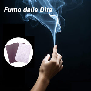 Misteriosi oggetti di scena magici con il fumo delle dita