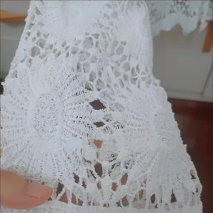 Top a maniche lunghe in pizzo con scollo a V per donna