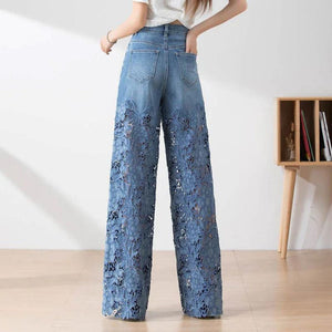 Pantaloni da donna in denim blu a vita alta con gamba larga e inserti in pizzo ritagliati