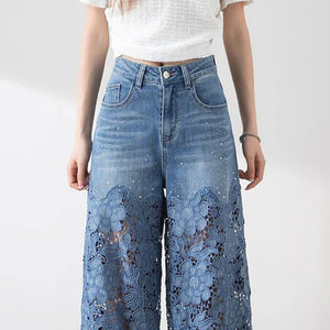Pantaloni da donna in denim blu a vita alta con gamba larga e inserti in pizzo ritagliati