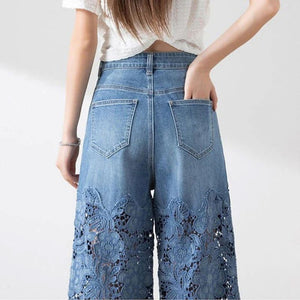 Pantaloni da donna in denim blu a vita alta con gamba larga e inserti in pizzo ritagliati